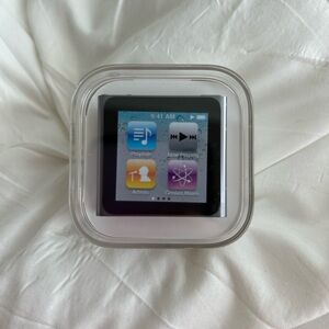 Apple Silver MP3 Player with Touchscreen